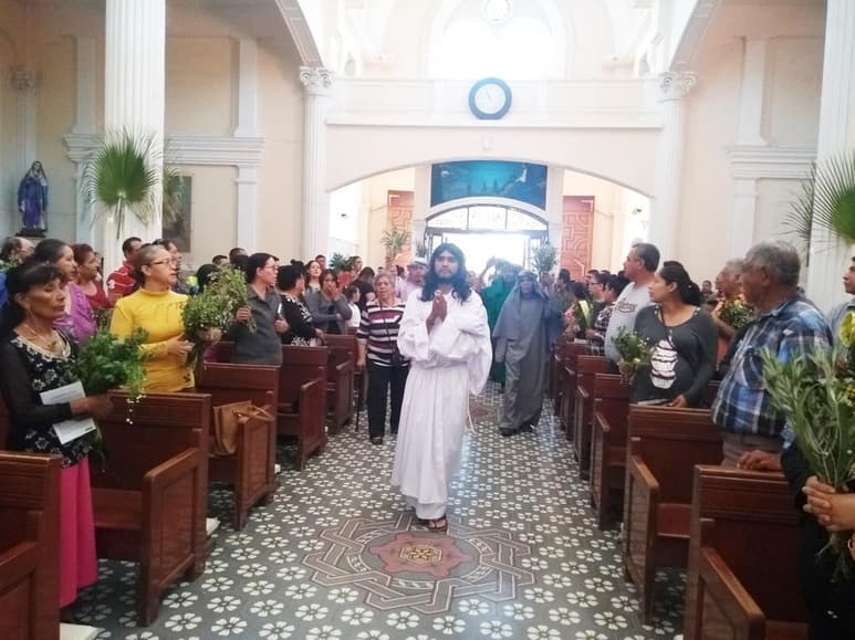 En la procesión participaron los actores que formarán parte del Viacrucis. (EL SIGLO DE TORREÓN)