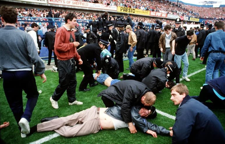 Un aficionado rescatado tras la estampida provocada en las gradas de un partido entre Liverpool y el Nottingham Forest disputado en el estadio de Hillsborough. (Especial)