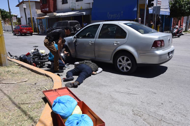 El motociclista lesionado fue auxiliado por paramédicos de Cruz Roja, quienes lo trasladaron a un hospital del sector.