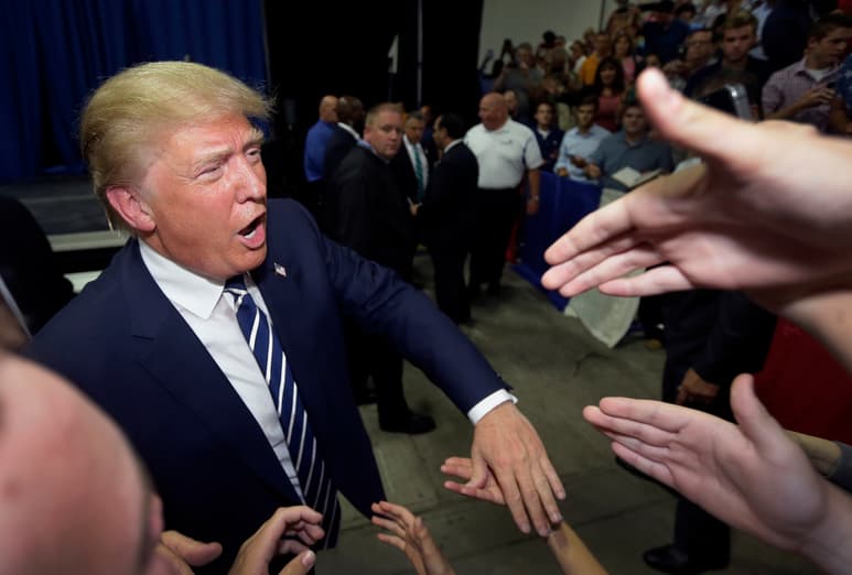 Con la campaña para la reelección de Trump cobrando fuerza, esa idea ilustraría la diferencia entre el mandatario y los demócratas. (AP)