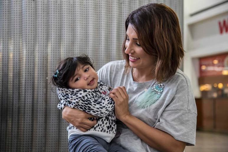  Zoe tiene un año con nueve meses, y aunque no camina y no ha dicho sus primeras palabras, su madre, Lidia, no se desanima. (EL UNIVERSAL)