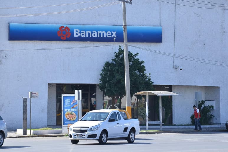 Los bancos que ofrecen sus servicios dentro de centros comerciales y supermercados abrirán al público en sus horarios tradicionales, aun cuando sea día festivo. (ARCHIVO)