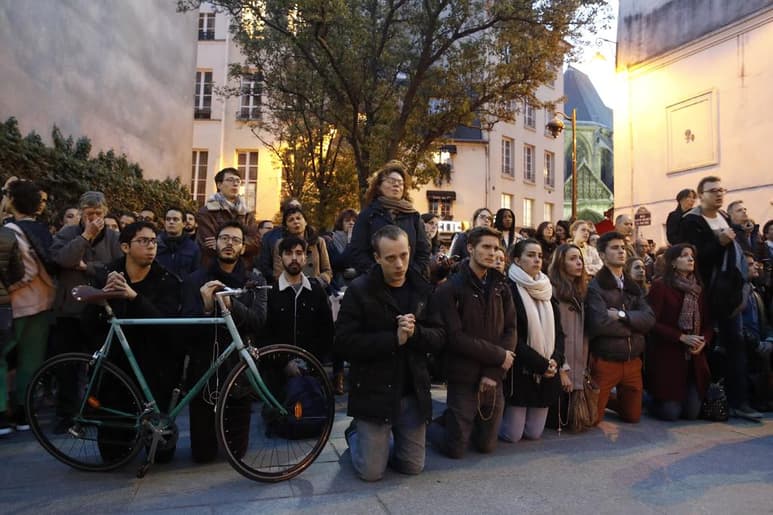 '¡Ave María!', comienza a cantar un pequeño grupo, entre los que hay muchos jóvenes. (ARCHIVO)
