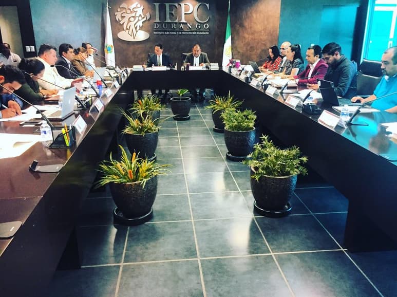 Con ello, el organismo público local electoral acató la resolución que en días pasados emitió a favor de esta coalición de partidos políticos, luego de que en principio el IEPC la había declarado improcedente. (EL SIGLO DE TORREÓN)