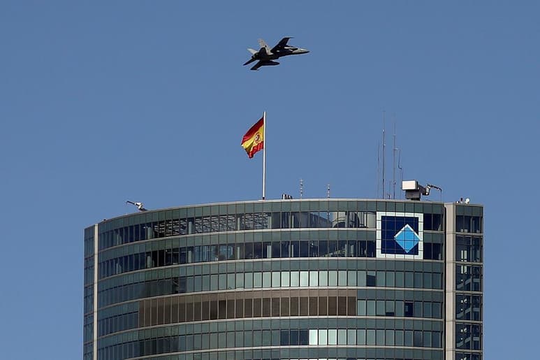 Torrespacio, el cuarto rascacielos más alto de España y el vigesimocuarto de Europa, con 57 plantas y una altura 235 metros, cuenta con seis niveles de estacionamiento y actualmente el 94.0 por ciento de su superficie está alquilado. (ARCHIVO)