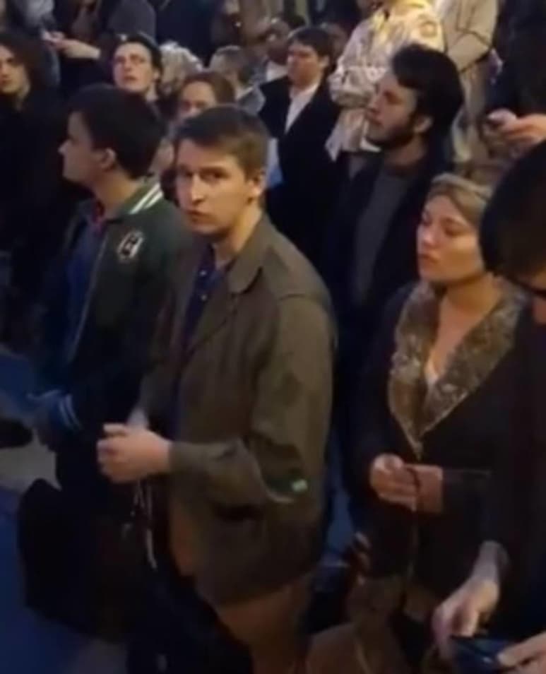 Parisinos cantan el 'Ave María' ante el incendio de Notre Dame