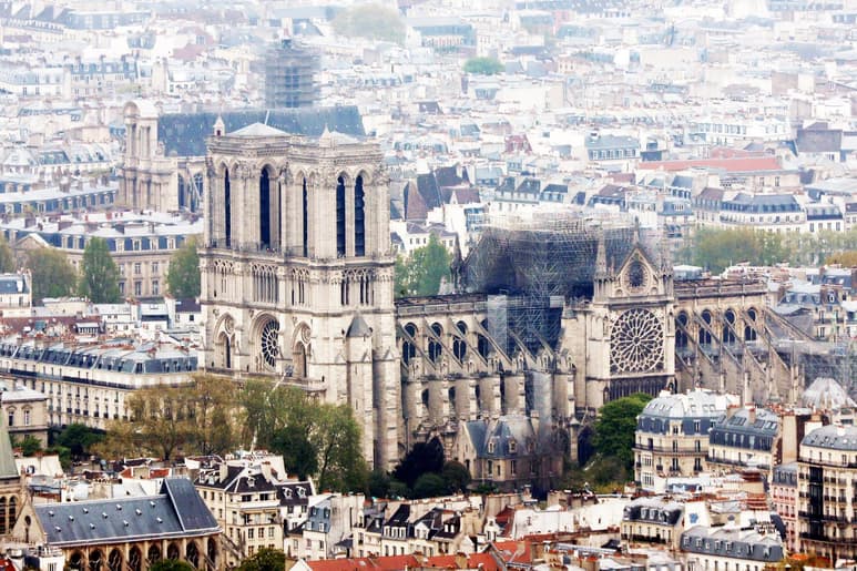 El fuego en la catedral de Notre Dame ya fue apagado en su totalidad. (AP)