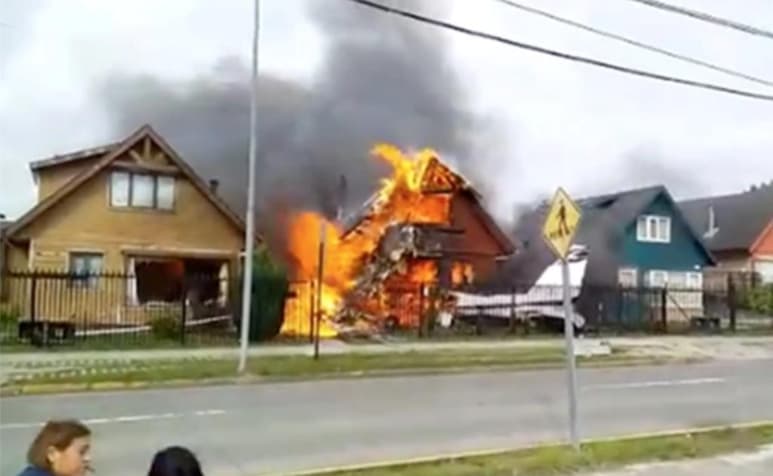 La avioneta se estrelló contra dos casas en una zona residencial de Puerto Montt, una de las cuales se incendió y quedó totalmente calcinada, aunque según los primeros antecedentes, no había nadie al interior de la vivienda. (TWITTER)