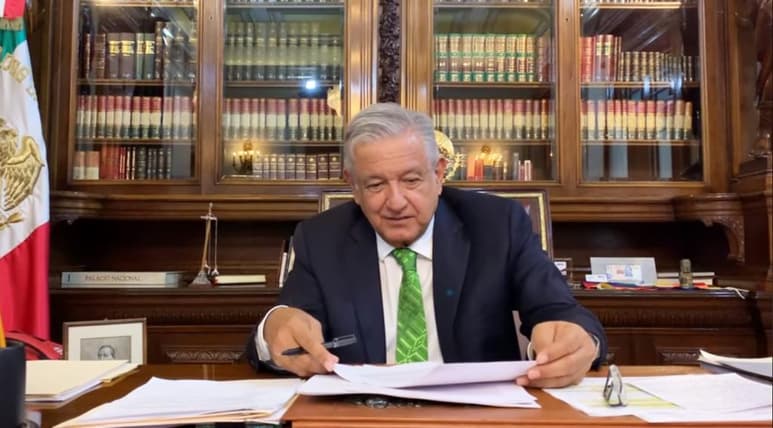 El presidente firmó hoy un memorándum para dejar sin efecto la reforma educativa vigente. (ESPECIAL)