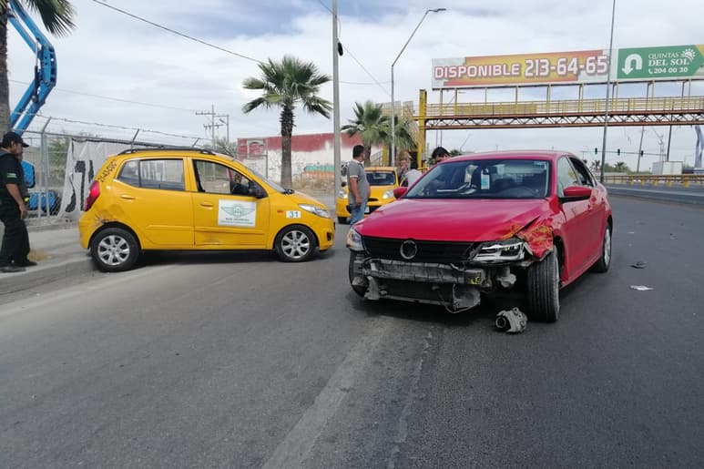 Se impacta taxi contra Jetta en la carretera Torreón-Matamoros. (EL SIGLO DE TORREÓN)