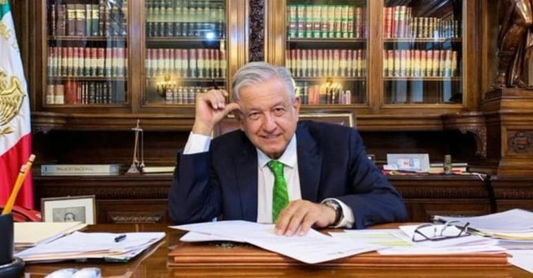El presidente firmó ayer un memorándum para dejar sin efecto la reforma educativa. (ESPECIAL)