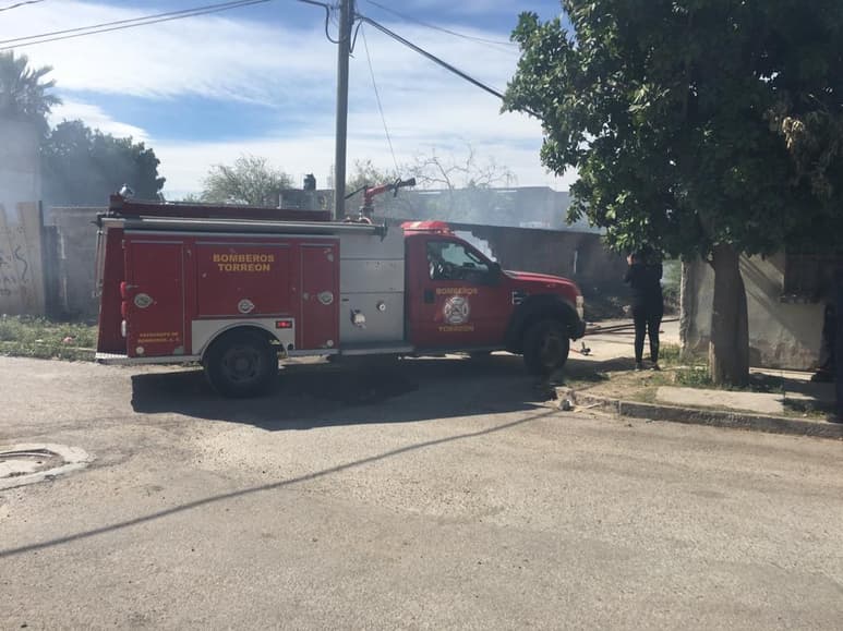 Los vecinos del lugar llamaron a los Bomberos por el temor de que el fuego se extendiera a las casas aledañas. (EL SIGLO DE TORREÓN) 