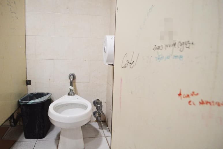 Los sanitarios lucen sin papel, algunos tapados y con malos olores, lo que genera riesgos diversos. (EL SIGLO DE TORREÓN)