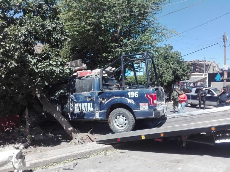 La patrulla terminó al interior del domicilio. (EL SIGLO DE TORREÓN)