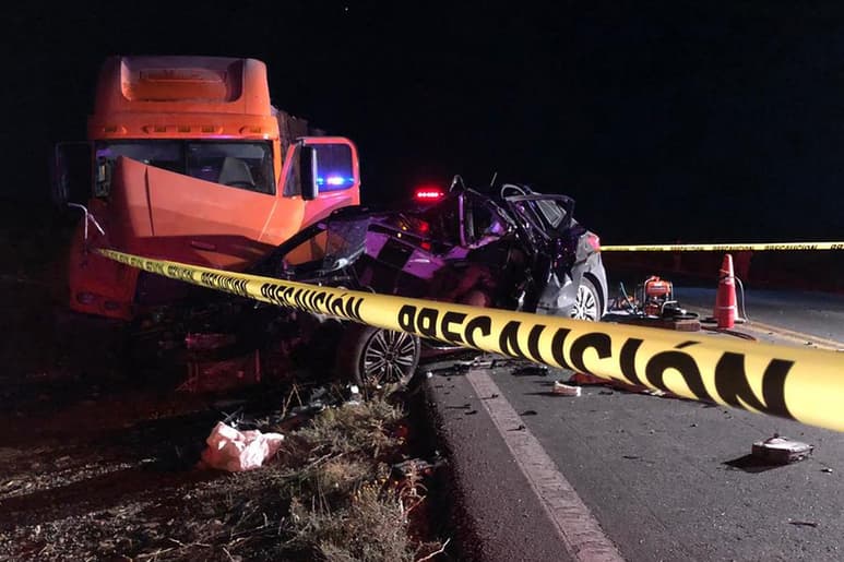 De acuerdo a los hechos, el automóvil en que viajaban las víctimas, habría invadido el carril por donde se desplazaba el tráiler. Del accidente se registra un sobreviviente.