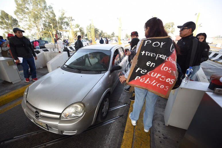 'Está liberado el paso, sólo se pide una cooperación pero no estamos obstruyendo el paso, acordamos acudir a esas casetas ayer en los comités de huelga', dijo. (ESPECIAL)