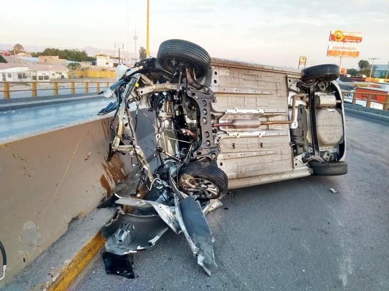 El impacto fue tan fuerte que una parte del motor se desprendió y terminó a varios metros de la unidad. (EL SIGLO DE TORREÓN)