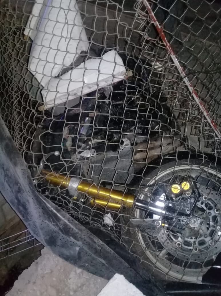 De acuerdo con las autoridades, el motociclista circulaba a exceso de velocidad cuando derrapó y se proyectó contra el muro de concreto, donde desafortunadamente perdió la vida.