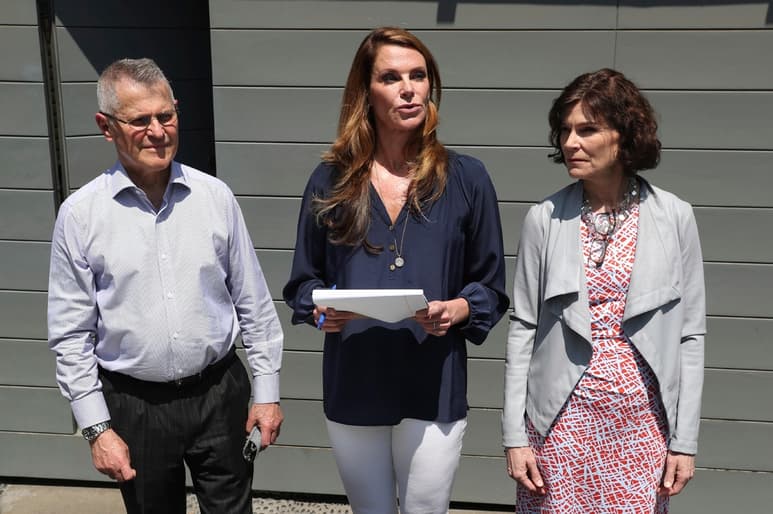 Alex, hija del expresidente peruano Pedro Pablo Kuczynski, habla en medio de su hermana Carolina y su tío Miguel. (AP)