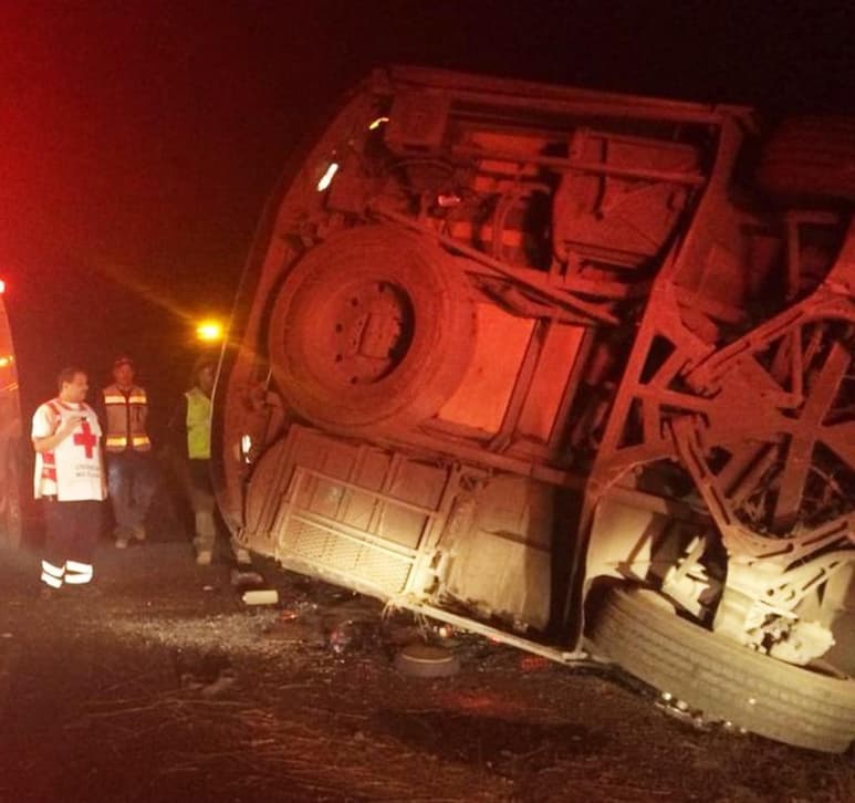 El percance se registró la madrugada de este miércoles sobre la carretera Durango-Parral. (EL SIGLO DE TORREÓN)