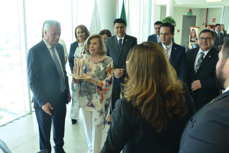 Este jueves, autoridades municipales entregaron las llaves de la ciudad a 'Kena' Moreno. (FERNANDO COMPEÁN) 