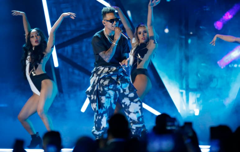 Ozuna, que se alzó como triunfador en la categoría reina de artista del año, lideró la lista de vencedores de la ceremonia. (AP)