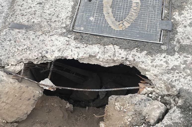 Junto a la tapa hay un agujero con el que fácilmente una persona puede tropezar. (EL SIGLO DE TORREÓN)