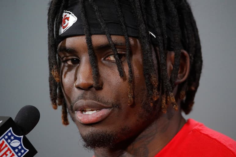 Tras la difusión de un audio donde la prometida de Tyreek Hill lo acusa de maltratar a su hijo, los Jefes decidieron suspender al receptor.