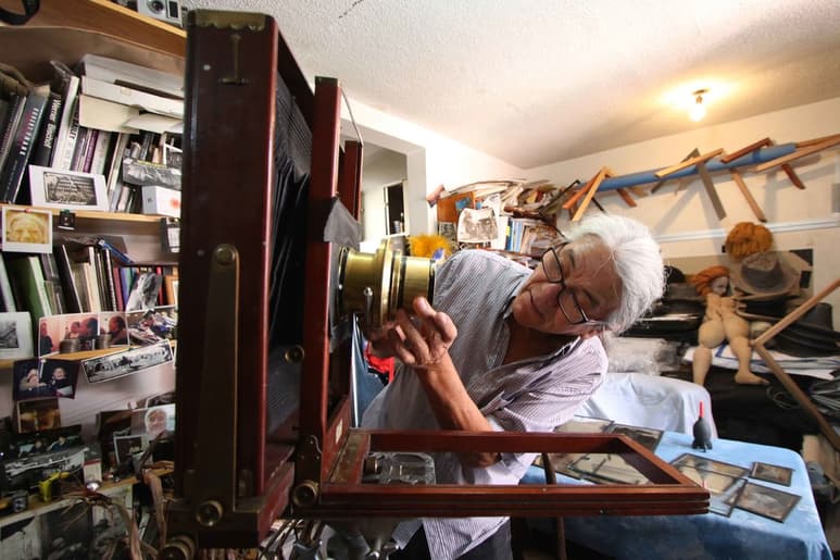 El daguerrotipo, a diferencia de las otras técnicas, es una fotografía en un positivo directo. Lo que viene después es el revelado, que se lleva a cabo con gases de mercurio, muy peligrosos. (EL UNIVERSAL)