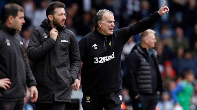 Marcelo Bielsa ocasionó una revolución al ordenar a sus jugadores que se dejaran anotar un gol. (Especial)