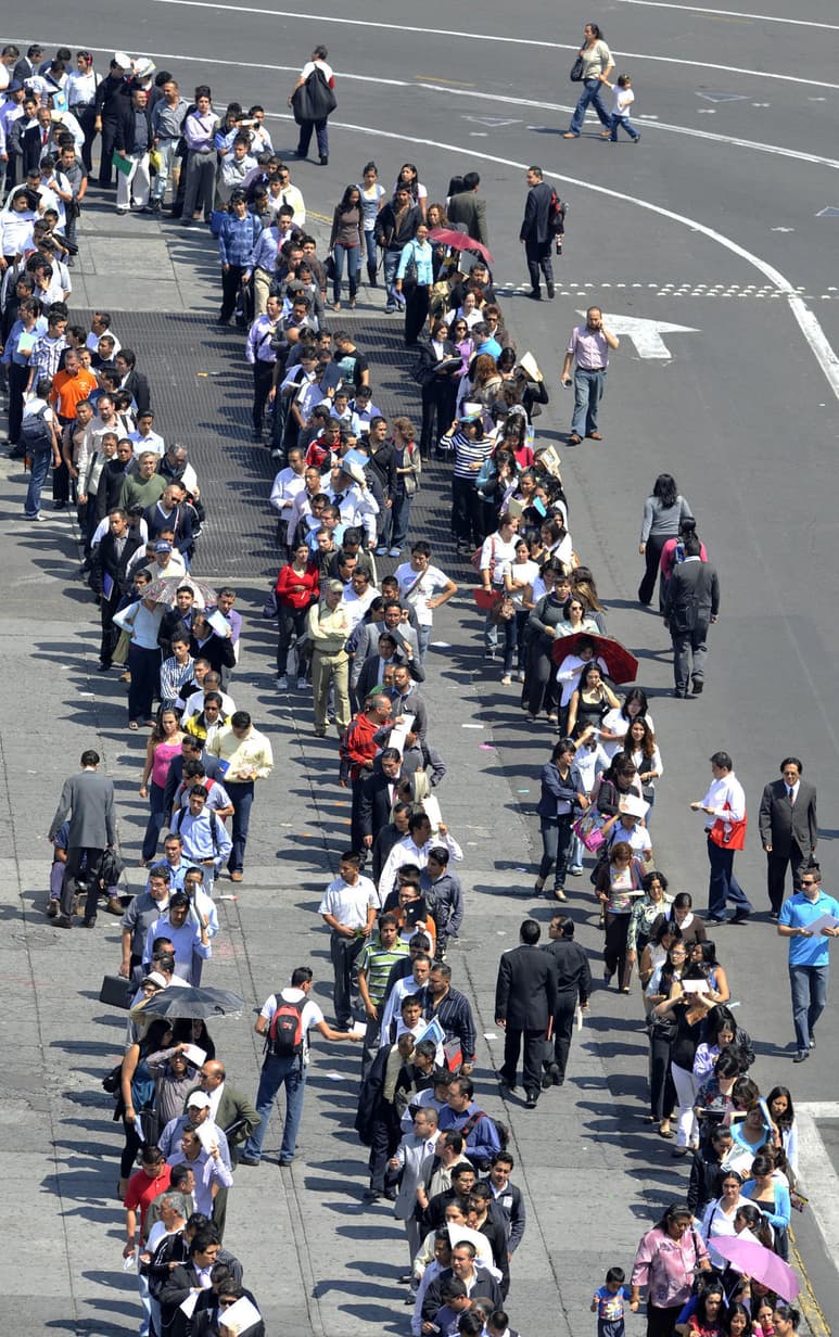 Muchas estructuras laborales que prevalecen en México son fábricas de pobreza, al propiciar que 7.7 millones de mexicanos permanezcan desempleados, lo que corresponde a 12.5 por ciento de la población. (ARCHIVO)