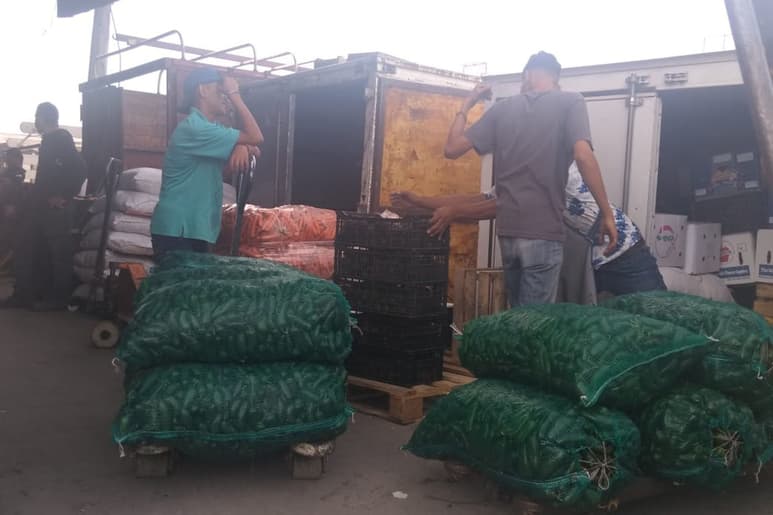 Christian trabaja como cargador en el Mercado de Abastos, pero en Honduras trabajaba como ayudante de mecánico. (EL SIGLO DE TORREÓN)