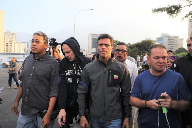 El opositor venezolano Leopoldo López tras ser liberado este martes en Caracas. (EFE)