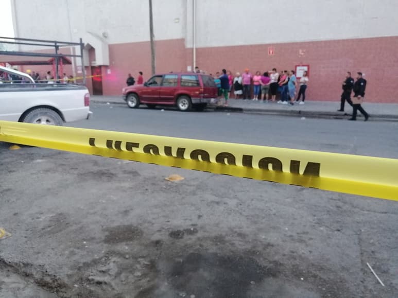 Muere hombre dentro de camioneta en el Centro, esperaba a que su esposa regresara de las compras.