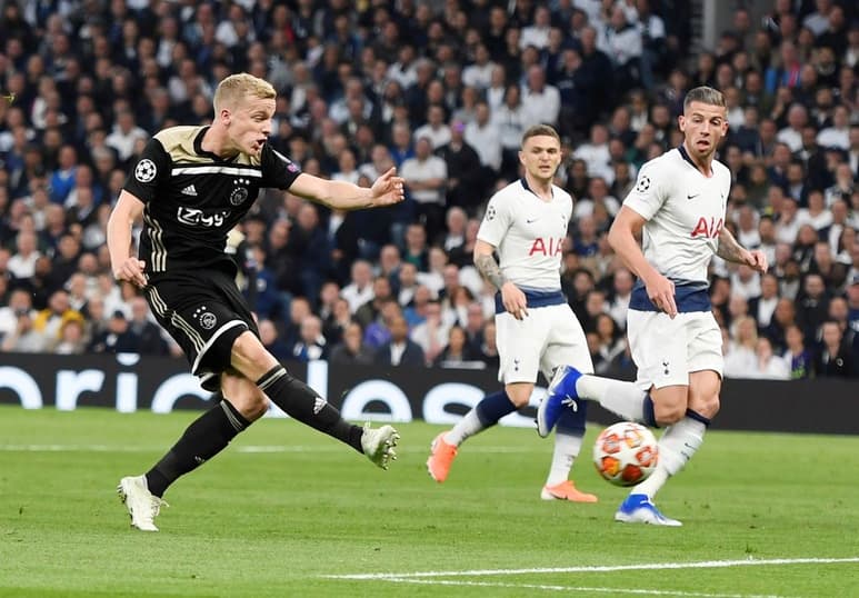 Jan Vertonghen (d) sufrió un fuerte golpe y tuvo que salir de cambio.