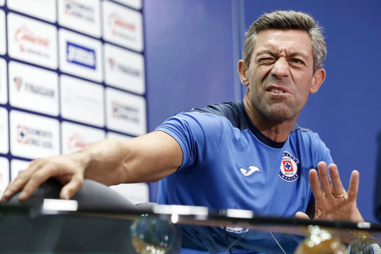 Caixinha aceptó que en México hay muchos aficionados que son seguidores de ocasión, que solo apoyan a un equipo 'cuando está de moda'. (ARCHIVO)