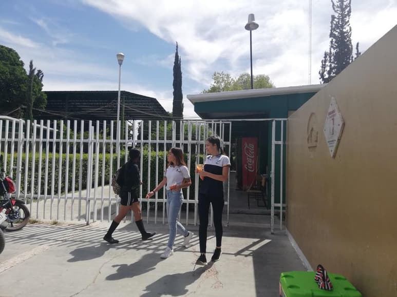 Luego de que los directivos dialogaran con los estudiantes inconformes, explicándoles que no está en sus manos resolver la situación, los alumnos decidieron regresar y continuar con sus clases. (GUADALUPE MIRANDA)