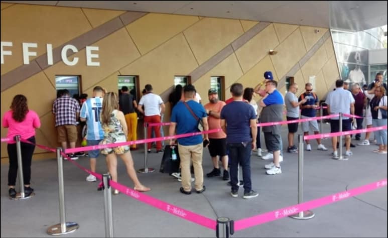 Algunos aficionados han aprovechado para acercarse a las taquillas de la Arena T-Mobile. (AGENCIAS)
