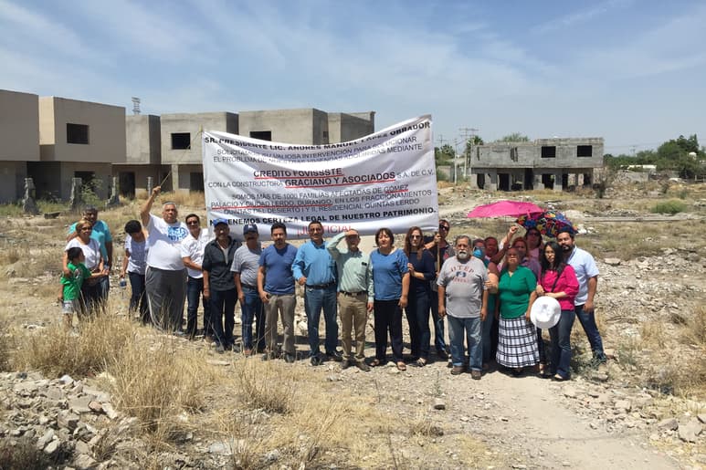 Maestros exigen solución a su problema que data de más de 10 años, en la que han pagado por casas inexistentes o inhabitables. (EL SIGLO DE TORREÓN)