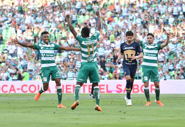 Marlos Moreno festeja su anotación junto a Preciado. (JESÚS GALINDO)