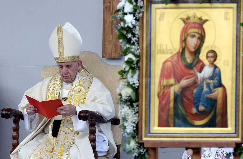 El papa Francisco inició ayer domingo una visita a Bulgaria, donde habló del tema de los migrantes pidiendo no cerrarles el corazón. (EFE)
