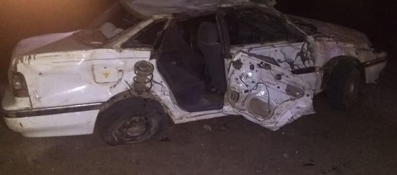 El vehículo fue encontrado destrozado fuera de la carretera, con la mujer lesionada a bordo. (EL SIGLO DE TORREÓN)