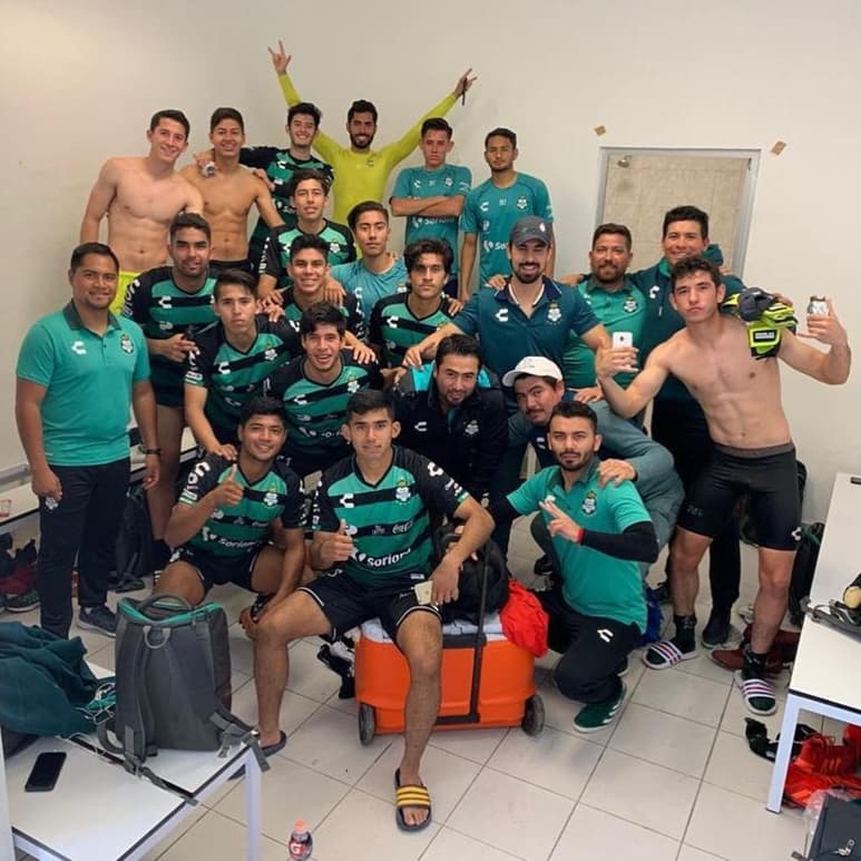 El mediocampista Adrián Lozano estuvo ausente de este duelo, debido a que se encuentra en preparación para la Copa del Mundo con el Tricolor de la categoría. (ESPECIAL)