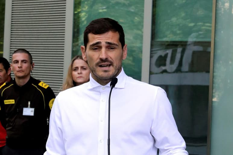 El jugador, que salió del centro médico de la mano de su mujer, Sara Carbonero, agradeció todo el apoyo recibido estos días y consideró que 'había que esperar' y 'dejar que el corazón, el cuerpo y la cabeza se asienten'. (EFE)