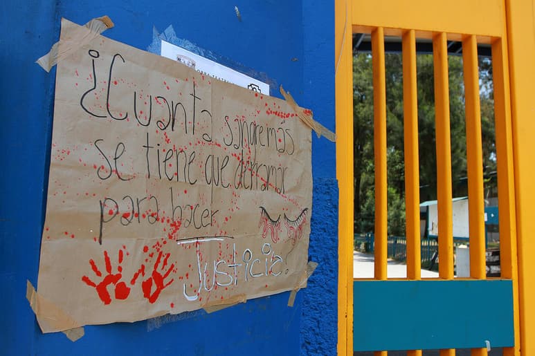 La semana pasada, Aideé Mendoza, estudiante del Colegio de Ciencias y Humanidades (CCH) Oriente, recibió un balazo dentro de un salón; aún se indaga de dónde vino el disparo, incluso se sospecha que un narcomenudista pudo haber accionado un arma desde el otro extremo del plantel. (ARCHIVO)