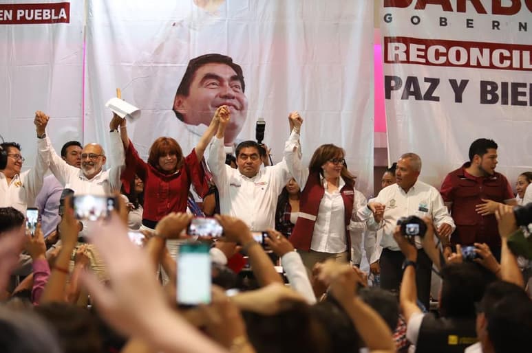 Mientras el equipo del candidato común Enrique Cárdenas destaca una ventaja del abanderado en la zona metropolitana de Puebla, el abanderado por la coalición Juntos Haremos Historia, Miguel Barbosa Huerta, asegura ir adelante 30 puntos de diferencia en el estado. (TWITTER)