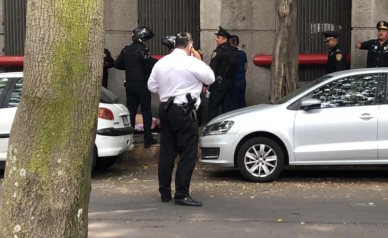 El occiso portaba un pistola escuadra, mientras que el guardaespaldas fue detenido por policías capitalinos. (EL UNIVERSAL)
