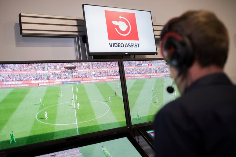 Durante el fin de semana, las estadísticas mostraron que se registró el número más alto de faltas por mano desde el comienzo de la Bundesliga. (AP)