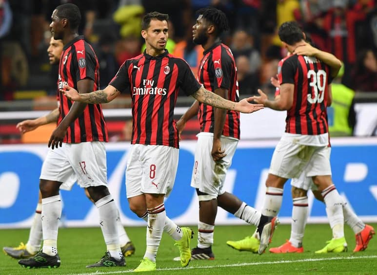 El mediocampista español Suso (8) festeja tras anotar el primer tanto con el que el cuadro 'rossonero' venció 2-1 al Bolonia. (EFE)