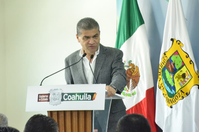 Pese a los abucheos, Miguel Ángel Riquelme Solís dice que se fue ganando al público asistente. (FERNANDO COMPEÁN)